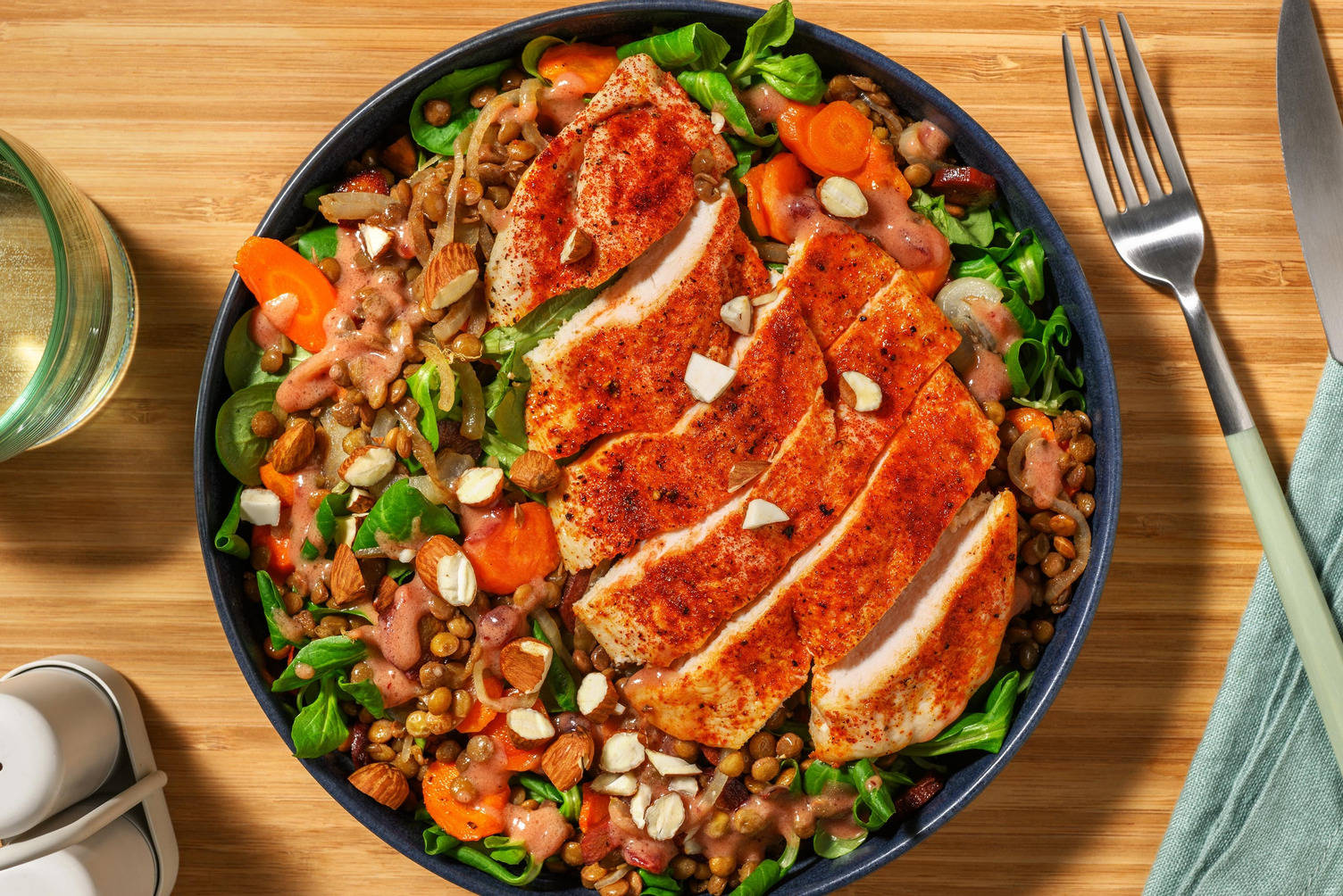 Hähnchen-Salat mit Senf-Preiselbeer-Dressing