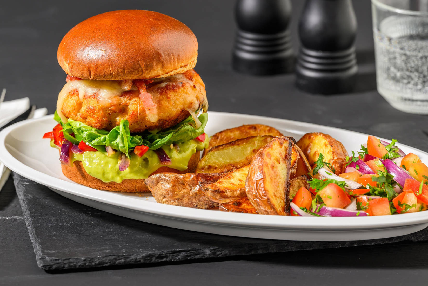 Burger de poulet à la mexicaine et pommes de terre poêlées