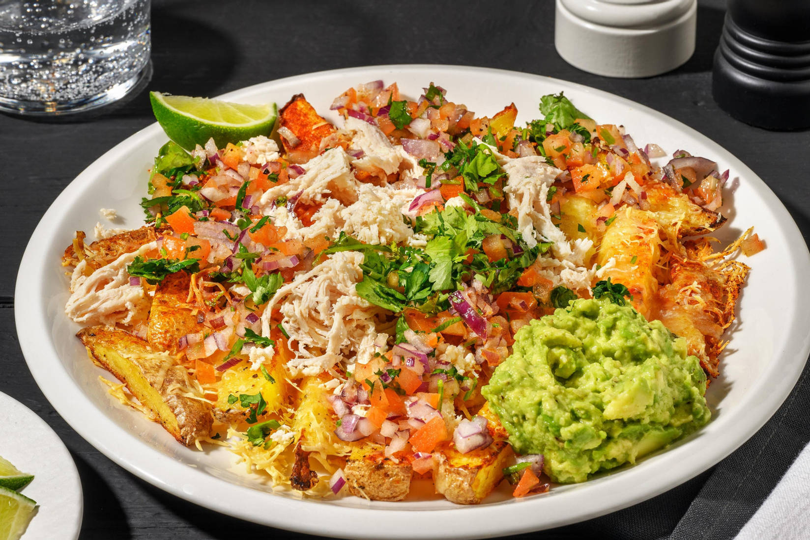 Assiette de frites garnies et poulet effiloché