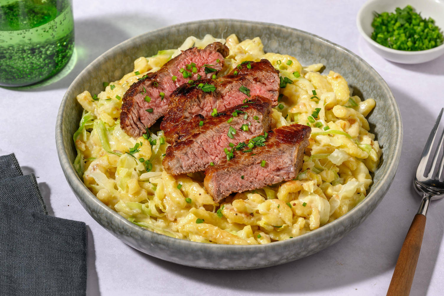 Käsespätzlepfanne mit Rinderhüftsteak 