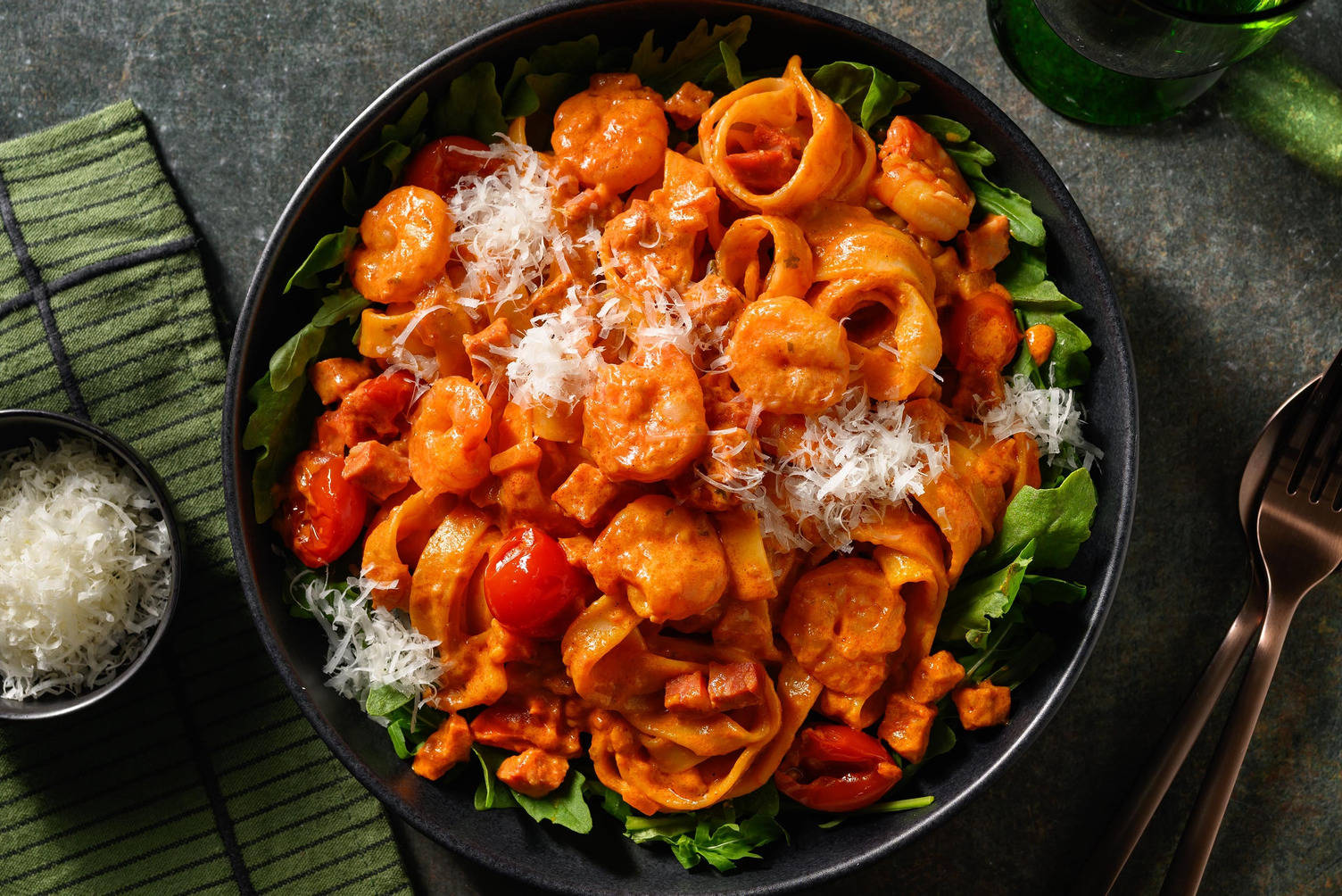 Chorizo et crevettes poêlés avec tagliatelle fraîches