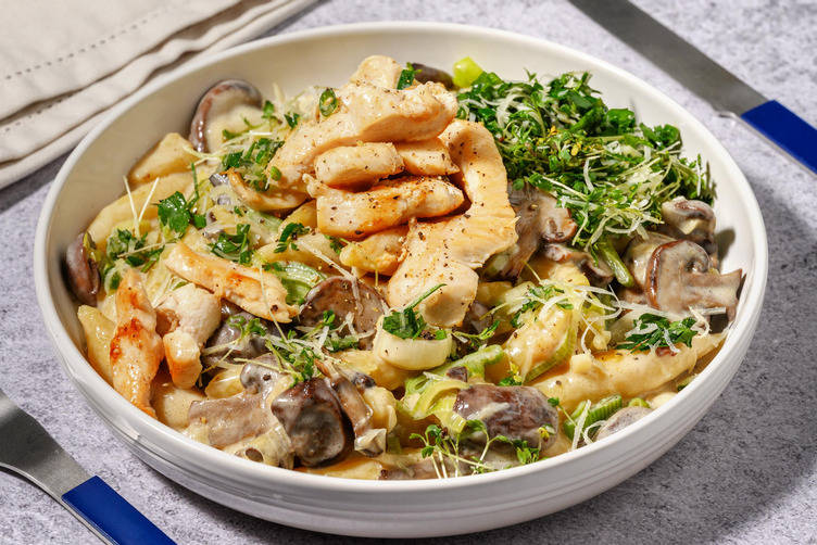 Hähnchen-Schupfnudelpfanne mit Kräuter-Käse Topping