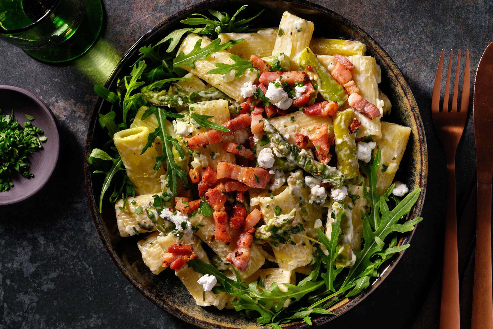 Verse rigatoni met spekreepjes en groene asperges