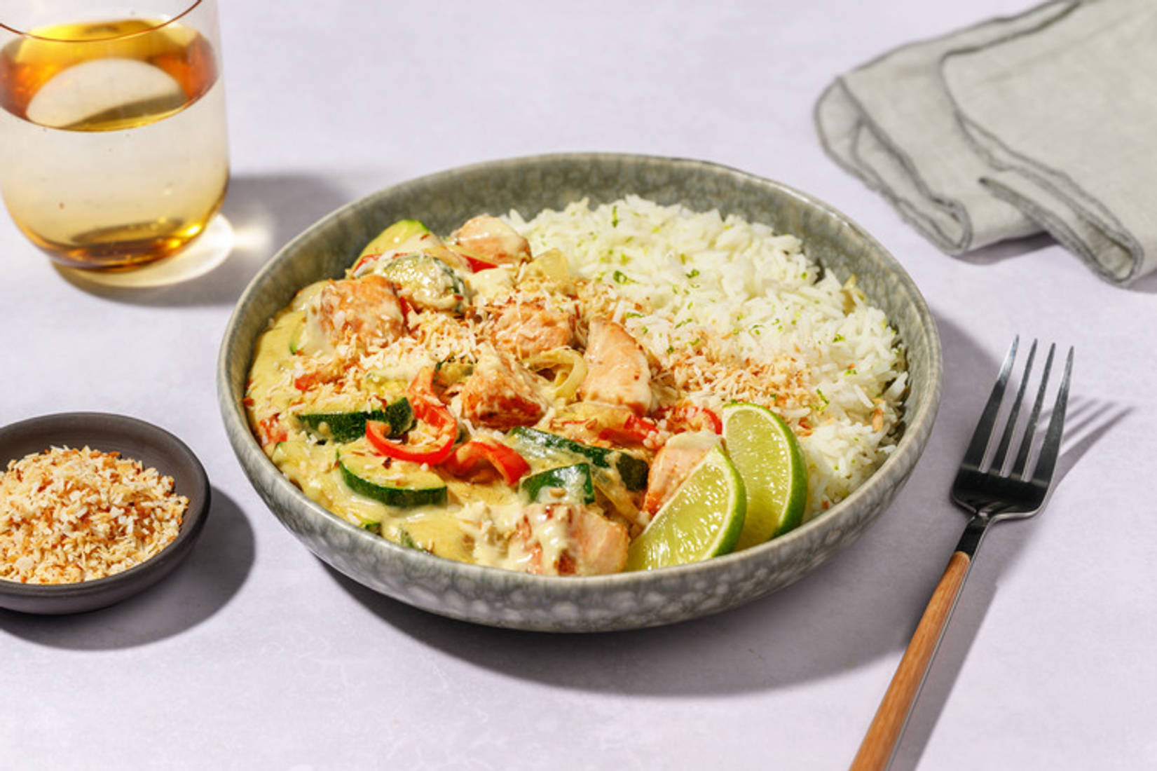 Grünes Lachs Curry mit Zucchini und Spitzpaprika