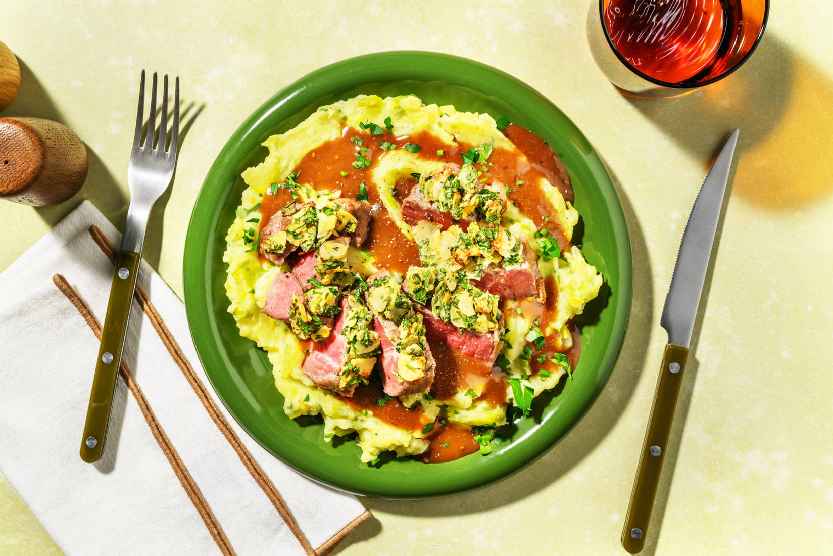Bio-Rindersteak mit Kräuter-Mandel-Kruste