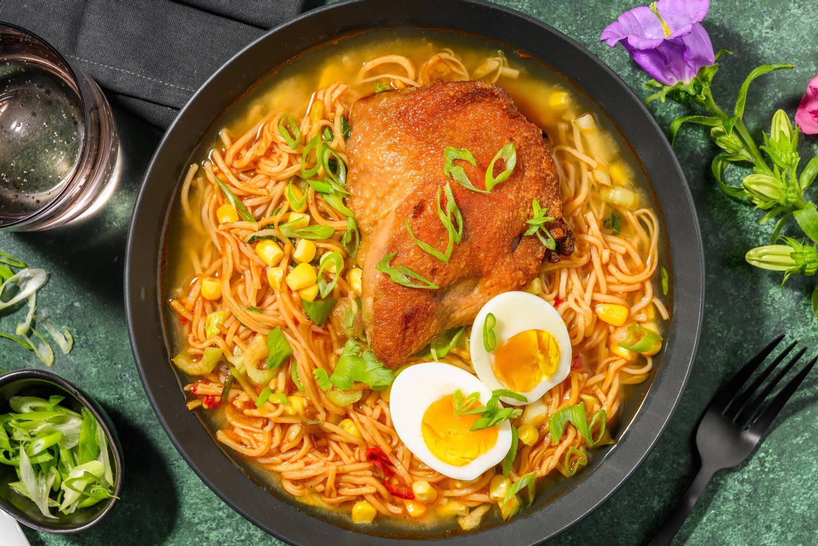 Soupe ramen au miso garnie de canard confit