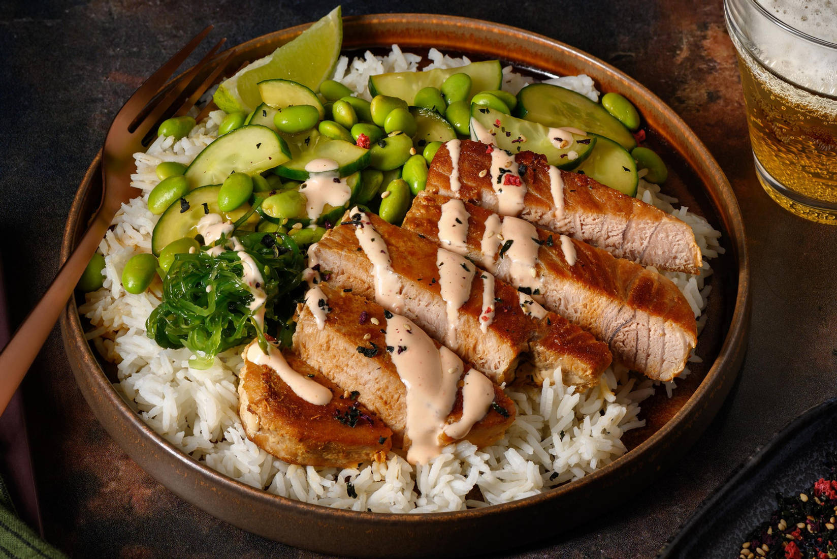Tonijnsteak met zeewiersalade en sojabonen