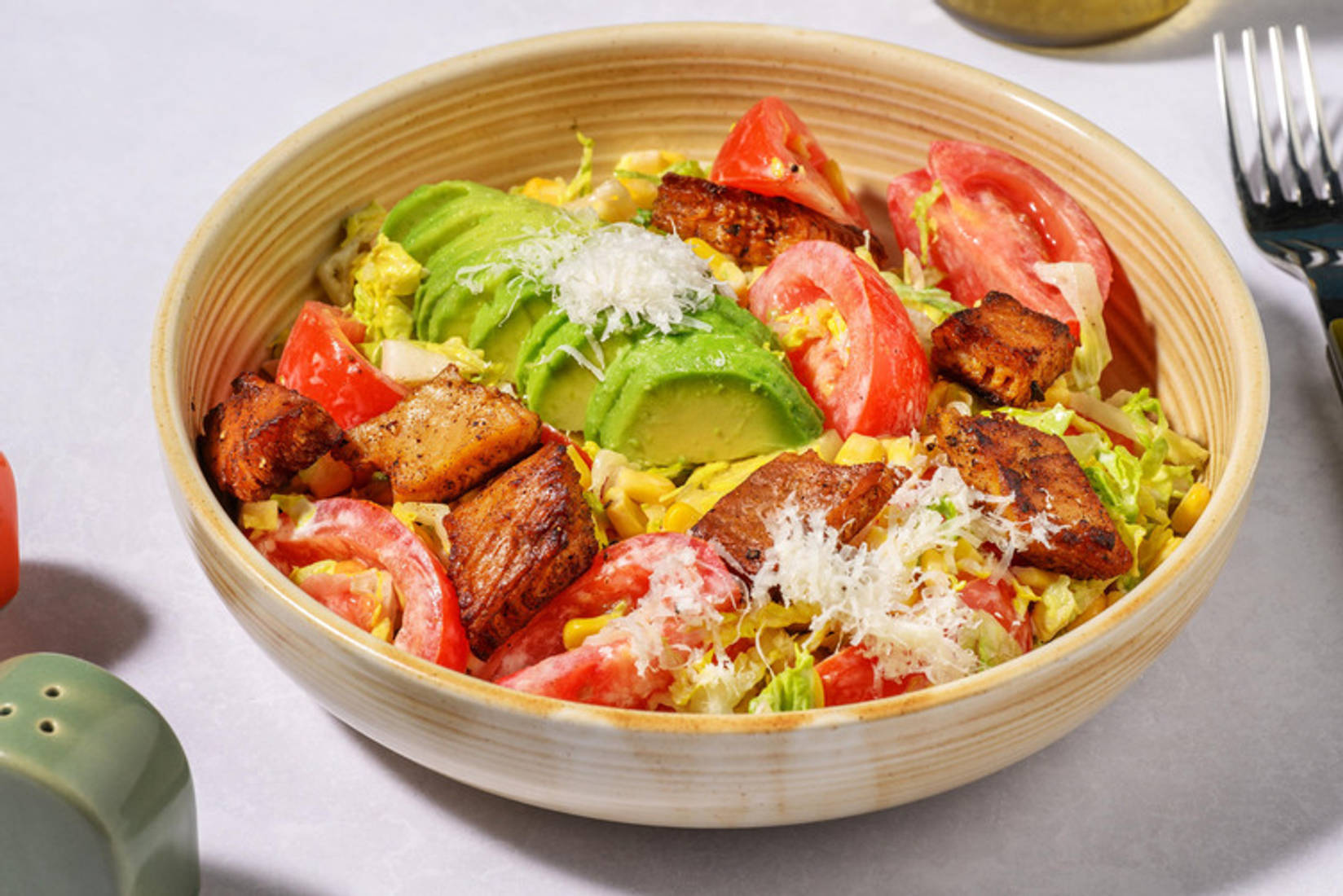 American Bowl mit veganen Filetstücken und Avocado