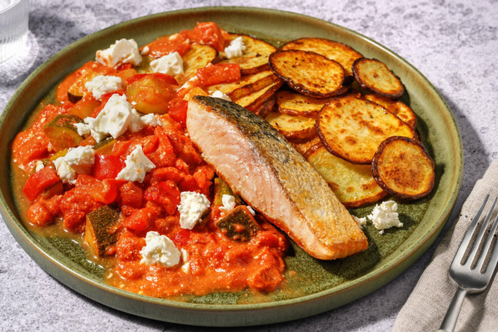 Lachsfilet auf Tomaten-Zucchini-Gemüse