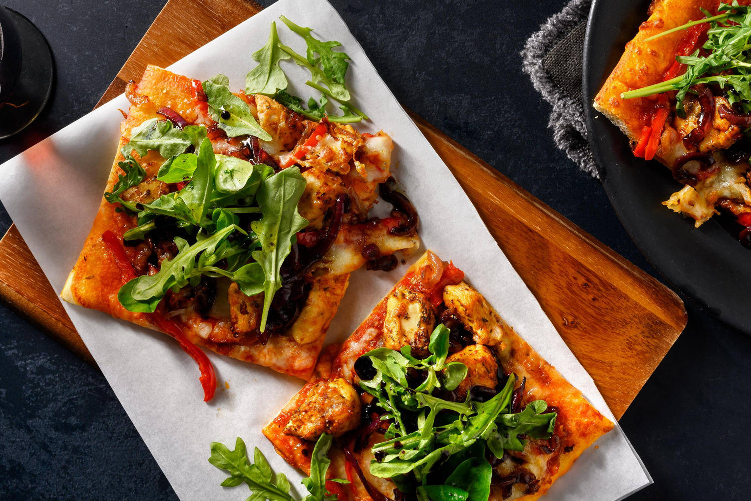 Pizza au salami et au poulet