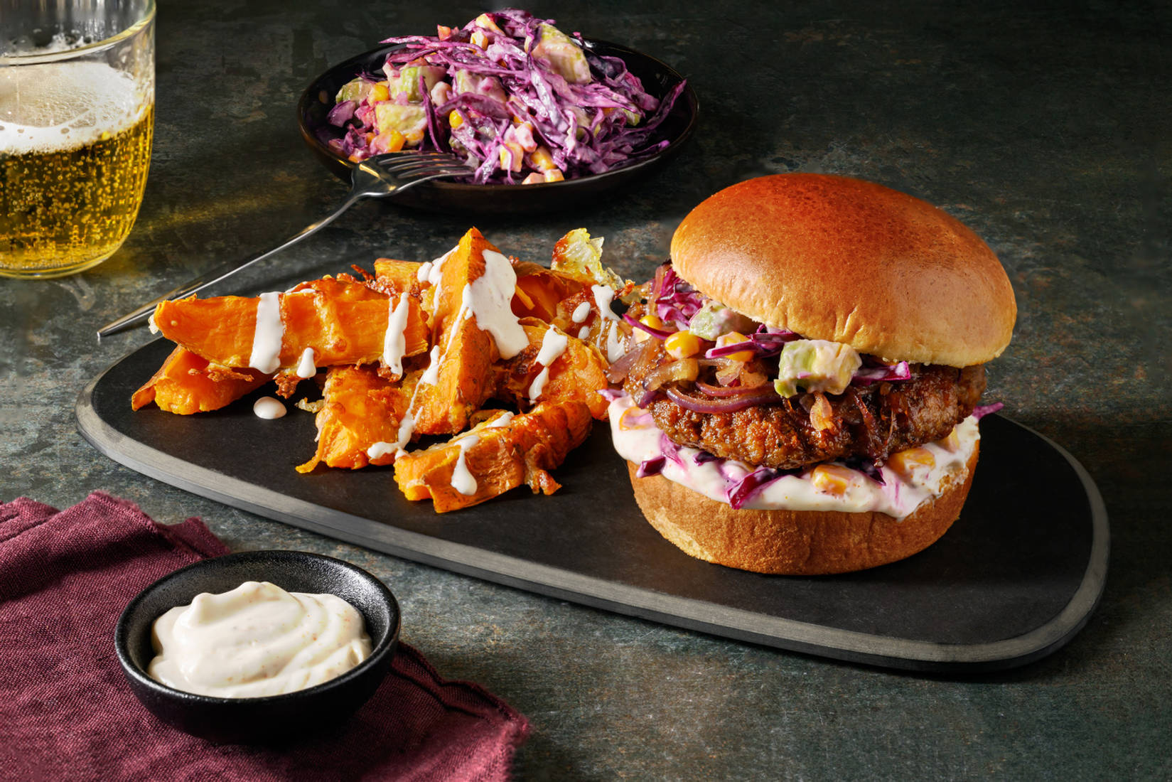 Kalfsburger deluxe met kruidige avocadosalsa en cheesy zoete-aardappelpartjes