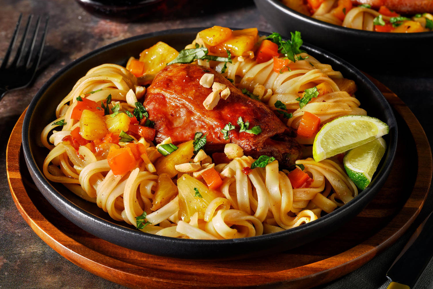 Gekonfijte eend met pikante ananas-stir-fry