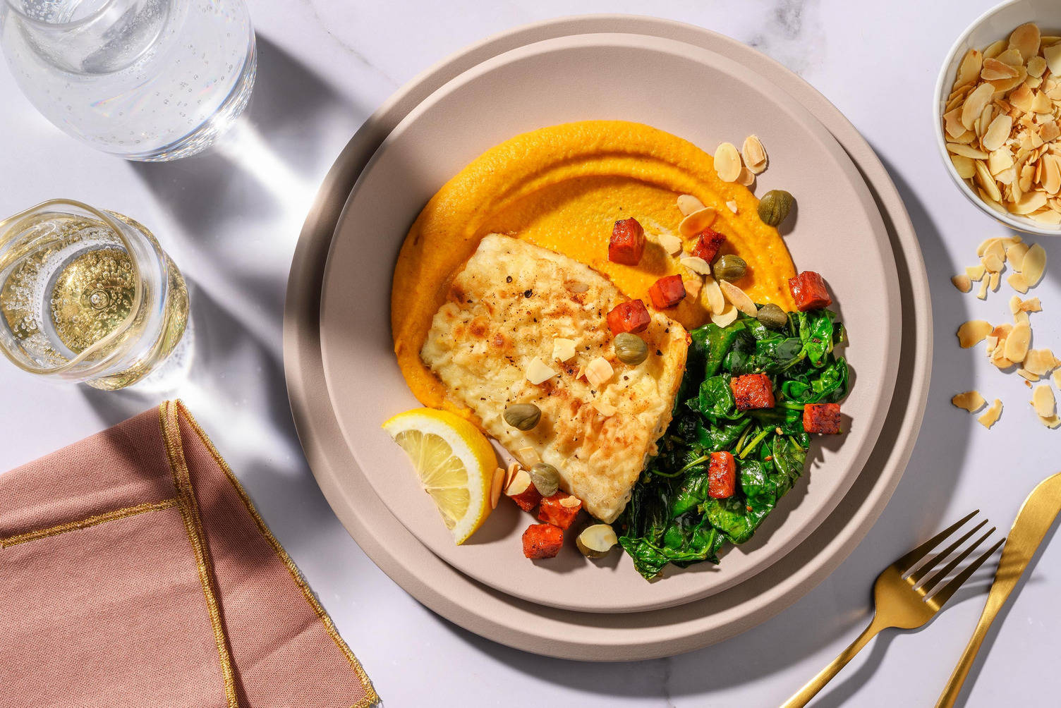 Merlu à la meunière garni de chorizo et de câpres