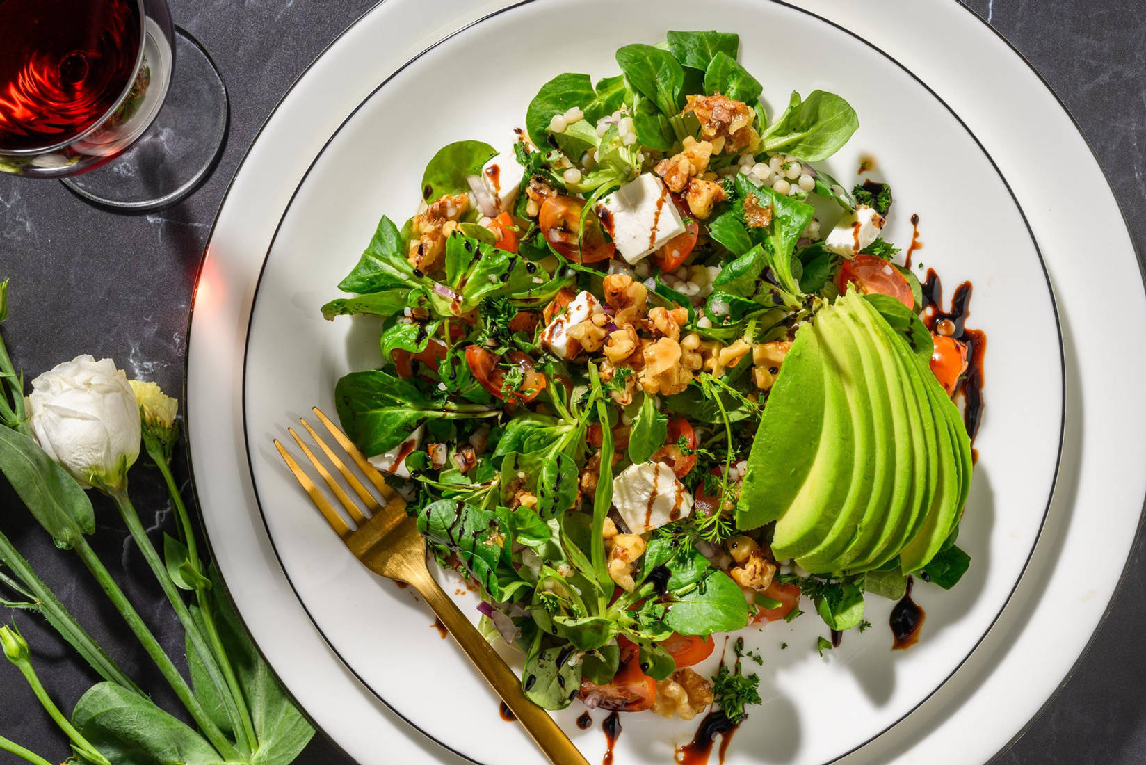 Salade d'avocat gourmande avec bouchées de chèvre au miel