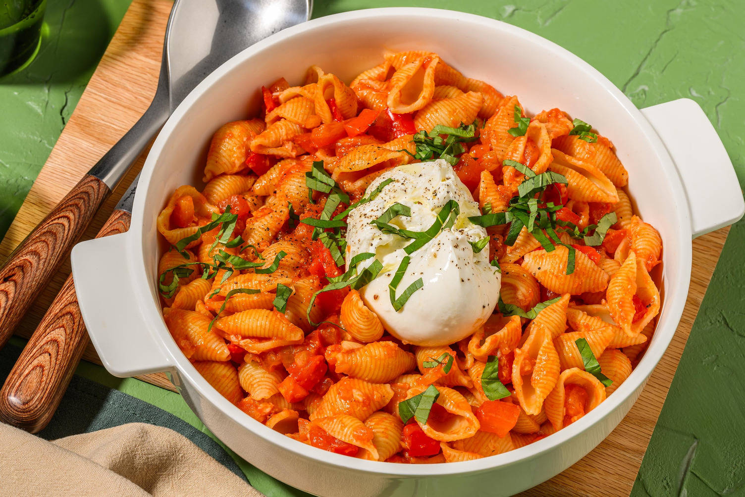 Smokey conchiglie met burrata en basilicum