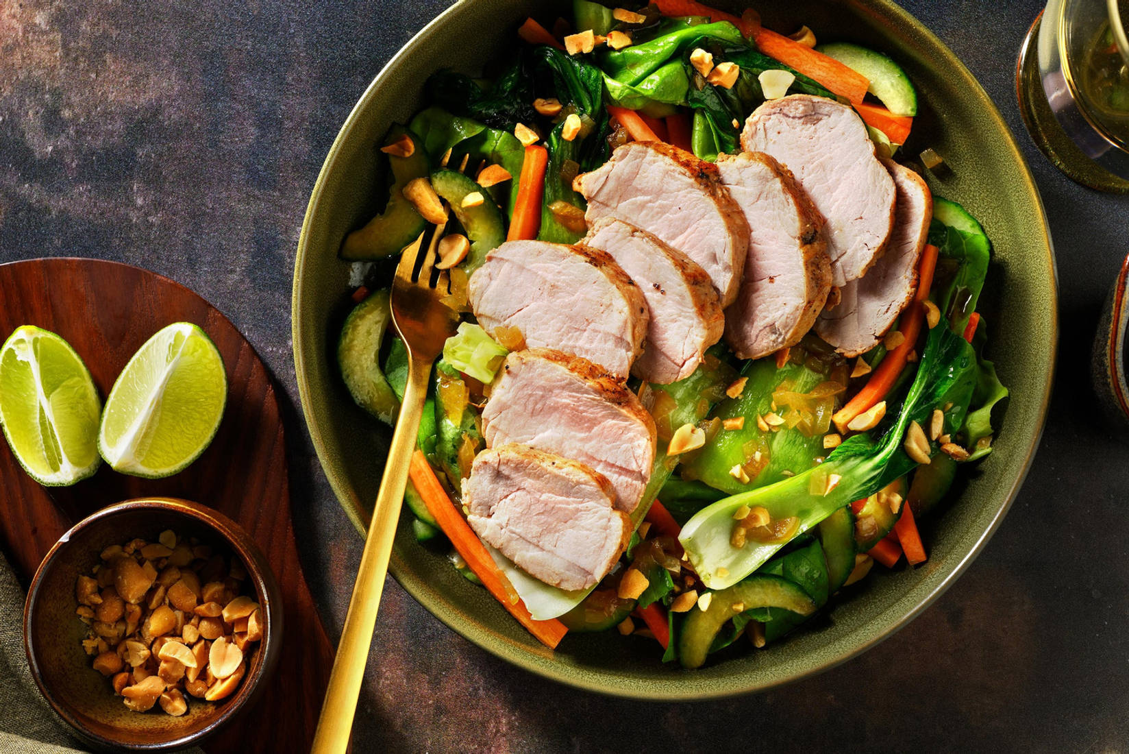 Filet mignon de porc et salade en vinaigrette au gochujang