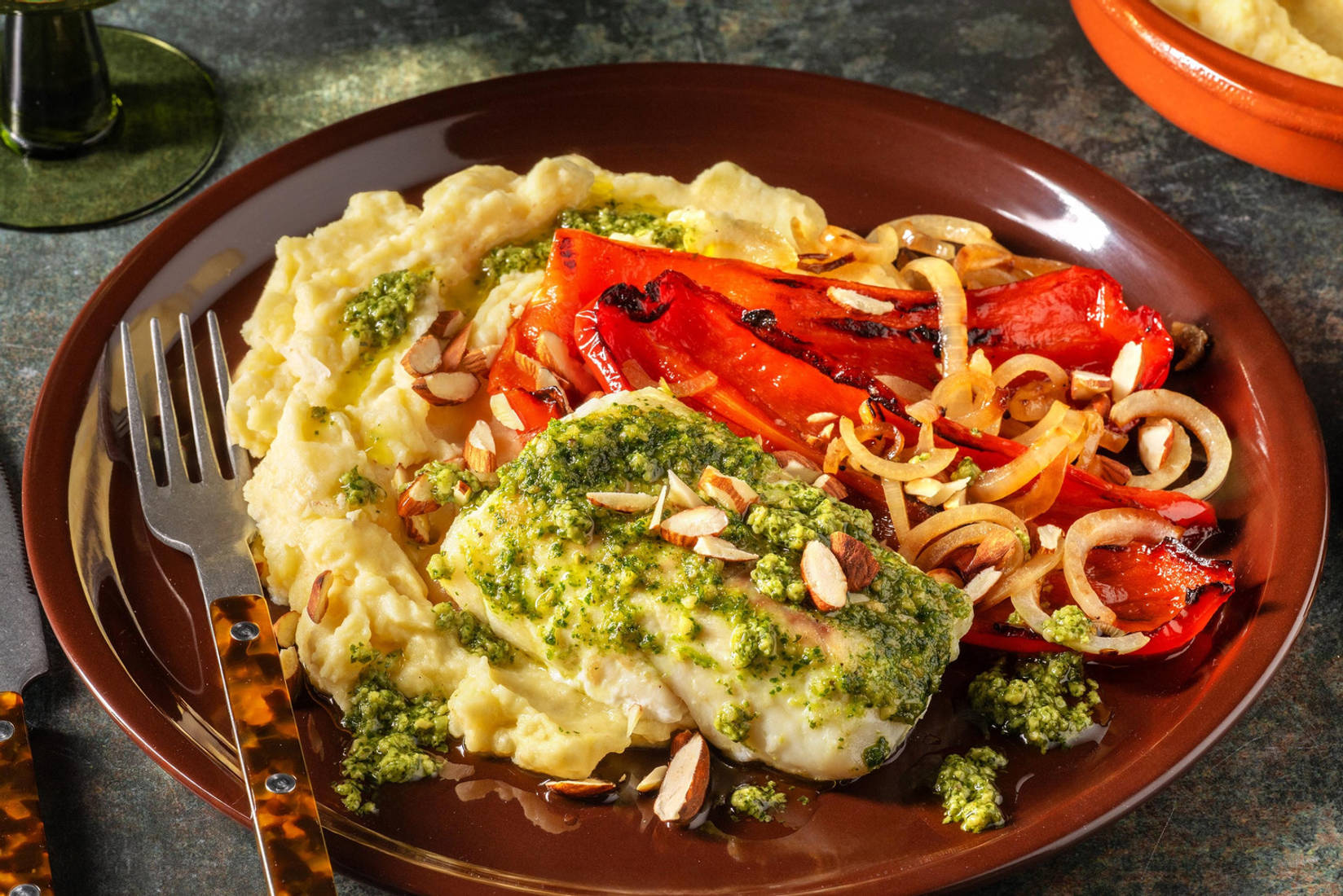 Filet de cabillaud au beurre au pesto et amandes salées