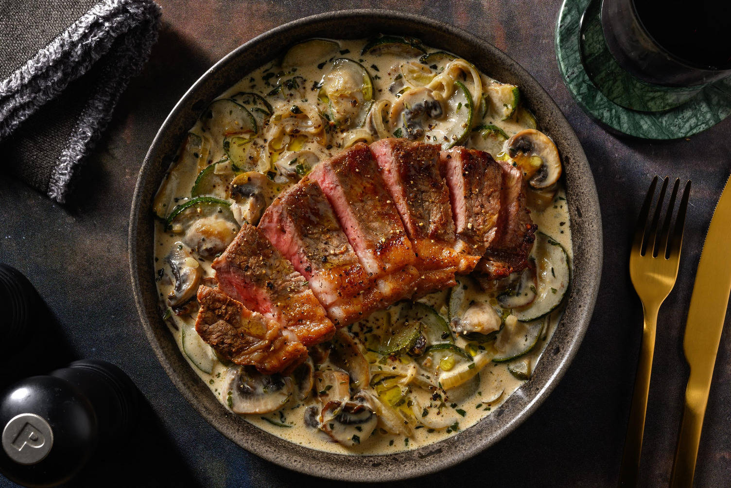 Steak et légumes en sauce crémeuses aux épices siciliennes