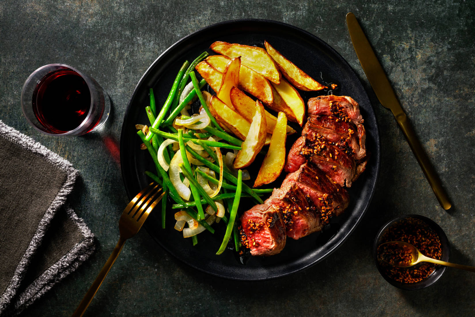 Steak en sauce au beurre à l'ail et sésame