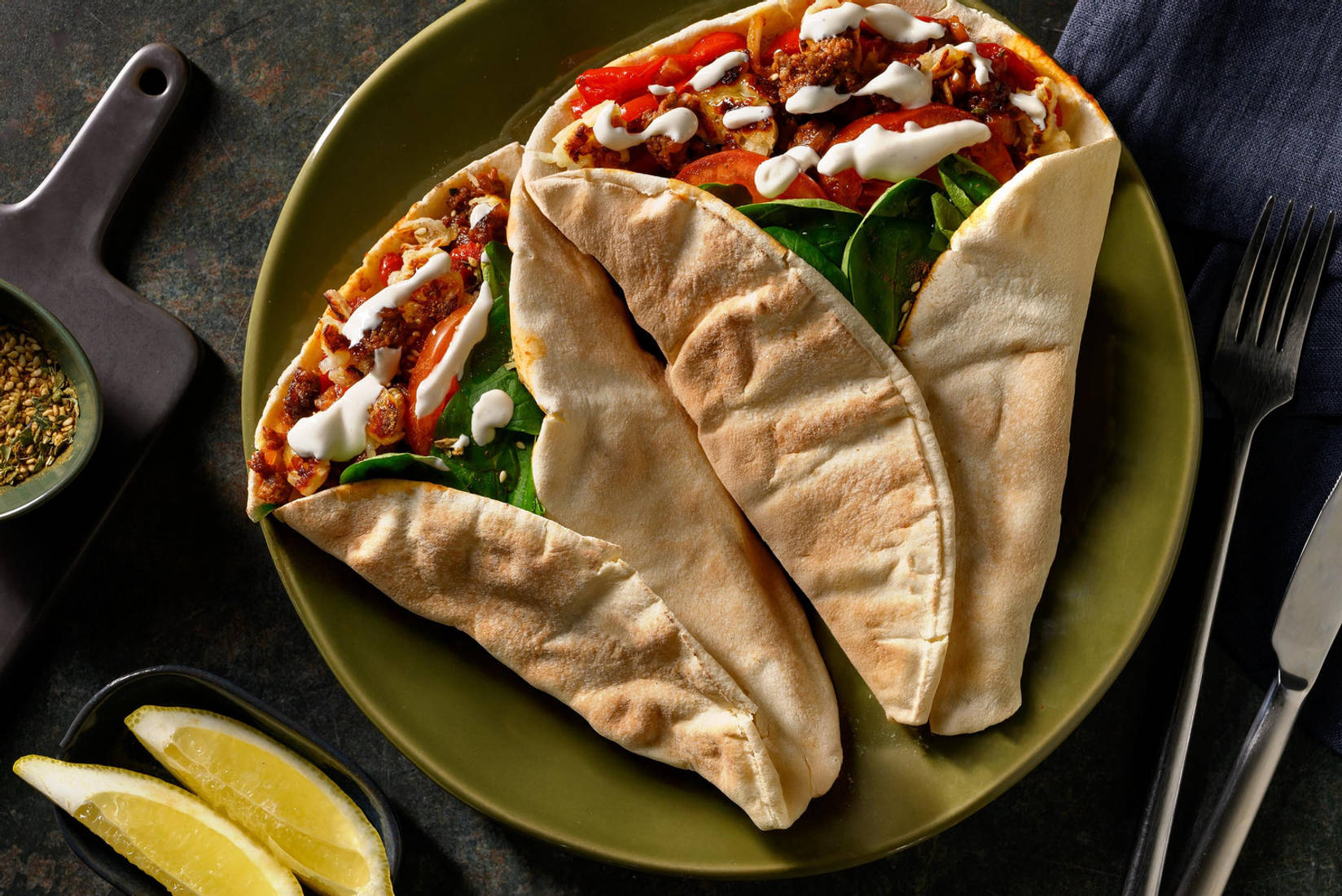 Pain plat libanais garni de bœuf haché et fromage à griller