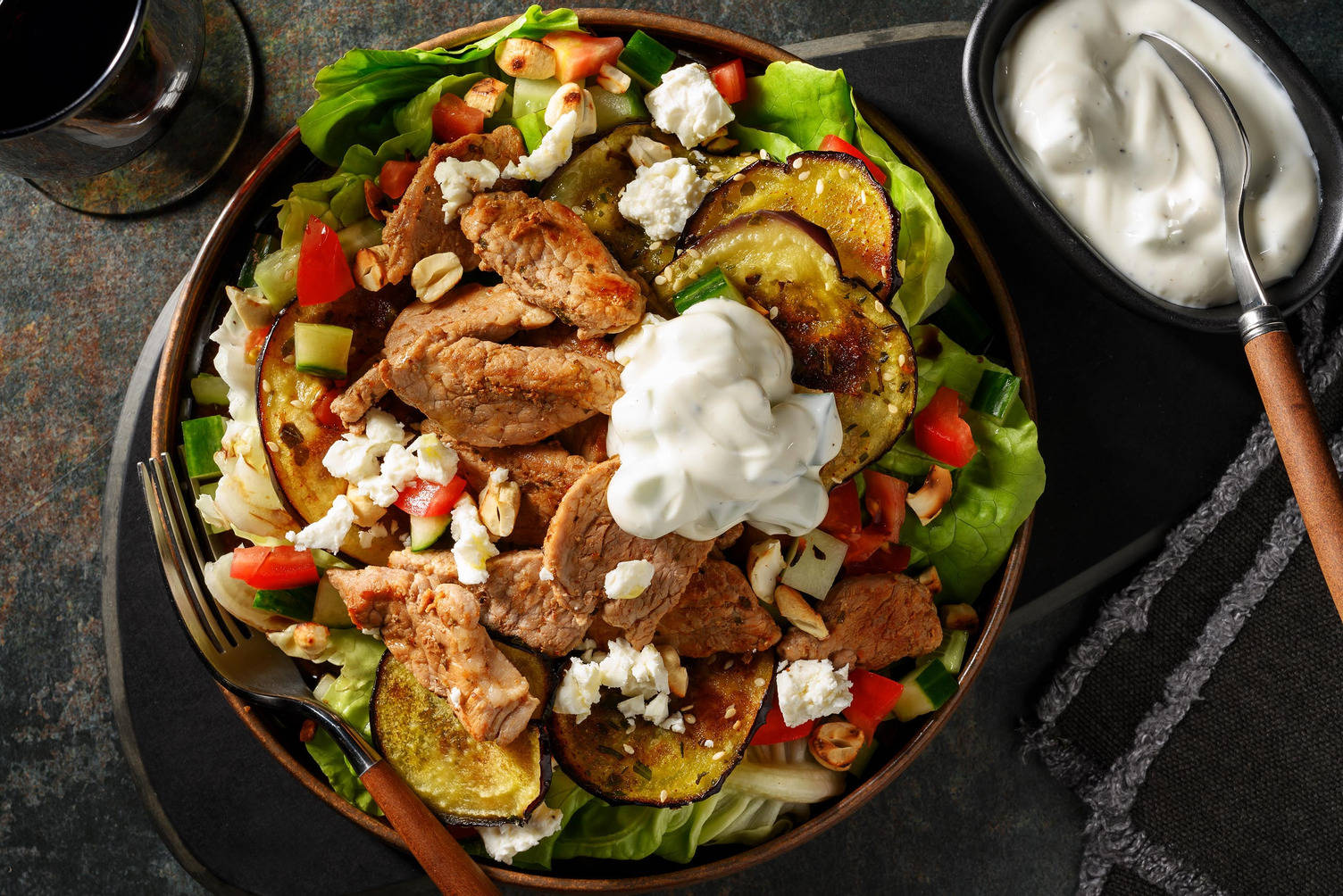 Keto-vriendelijke varkenshaassalade met witte kaas en komkommeryoghurt