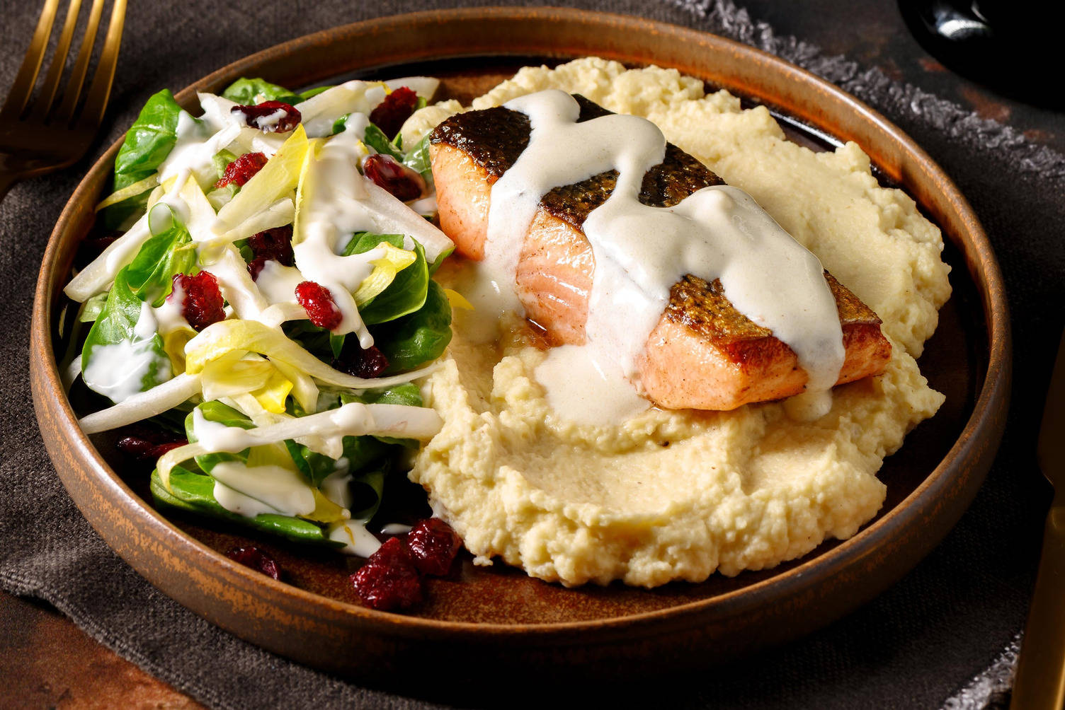 Zalmfilet in romige knoflooksaus