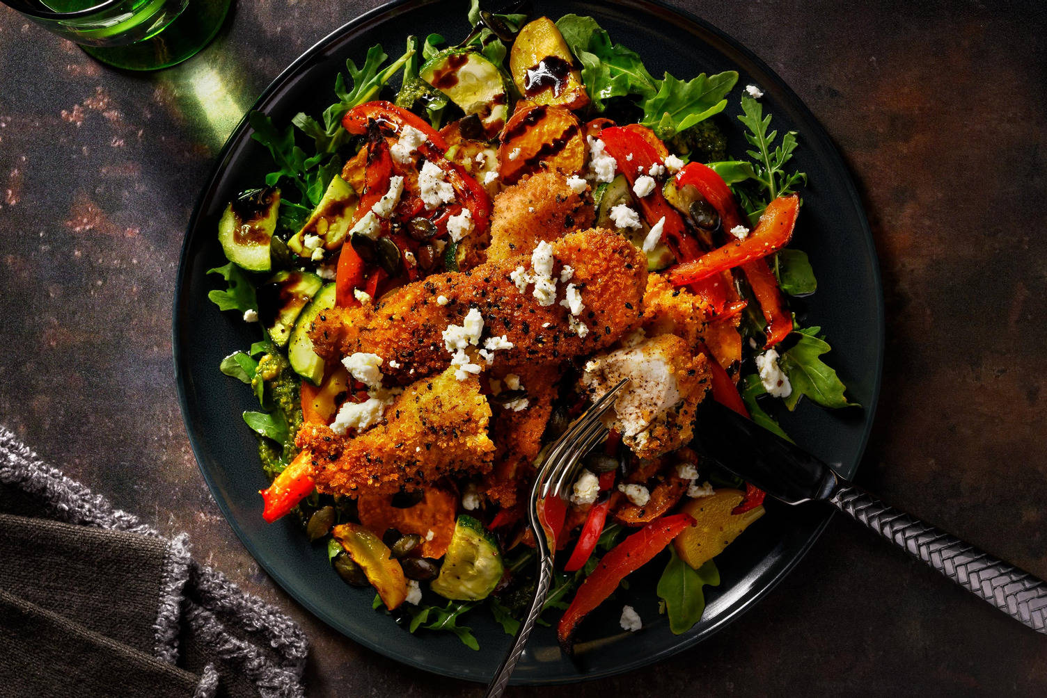 Gepaneerde kip met feta en zwarte sesamzaadjes