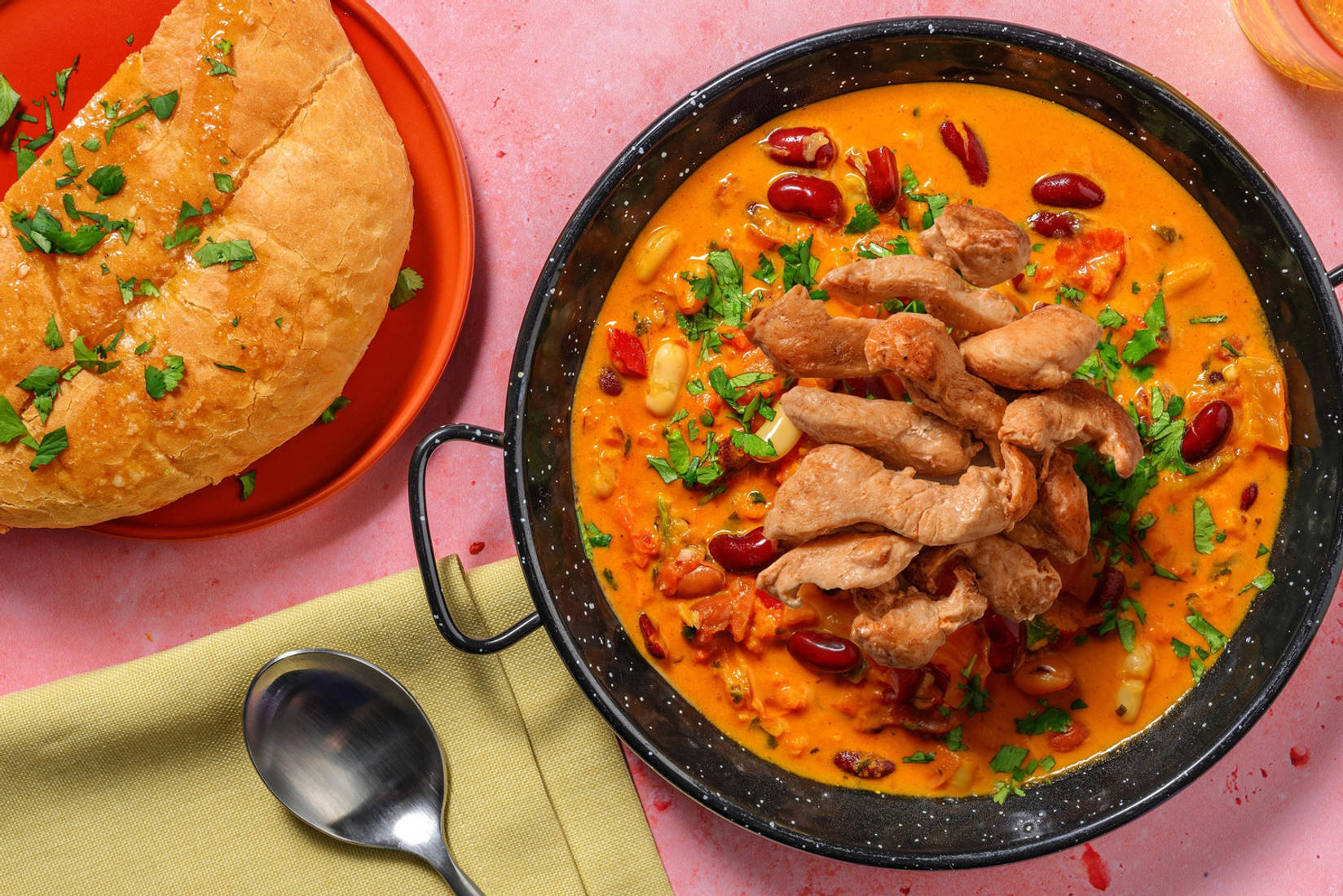 Dal Makhani: Pikantes Bohnen-Curry mit extra Hähnchen
