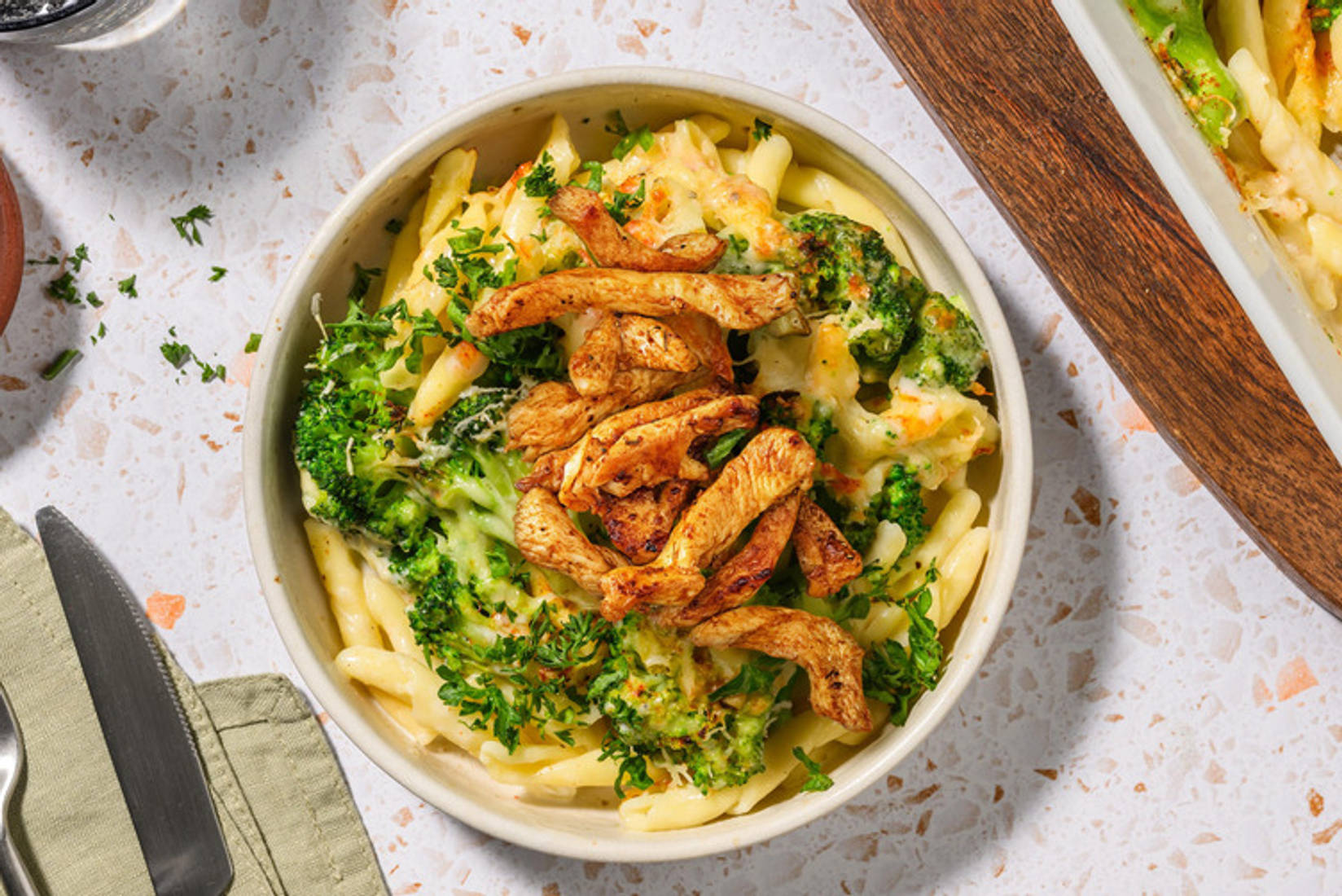 Käsig-cremiger Strozzapreti-Auflauf mit extra Hähnchen