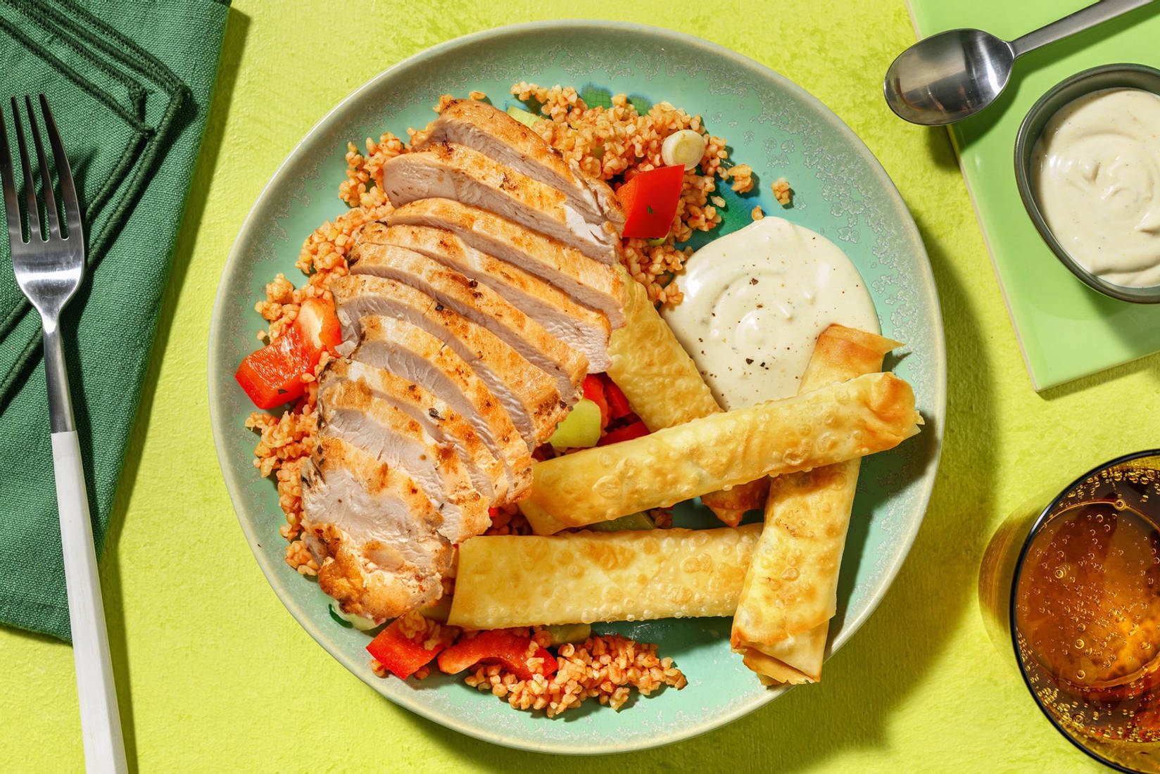 Sigara Börek mit extra Hähnchenbrust auf Bulgursalat