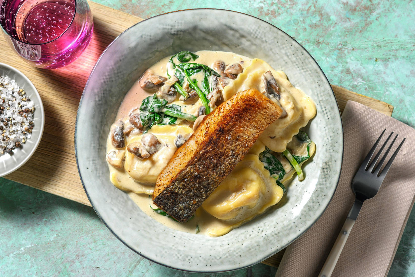 Girasoli mit Tomate-Mozzarella-Füllung und extra Lachsfilet