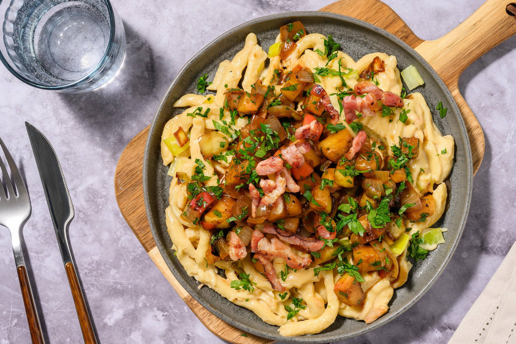 Spätzle in Raclette-Käse-Soße mit extra Bacon