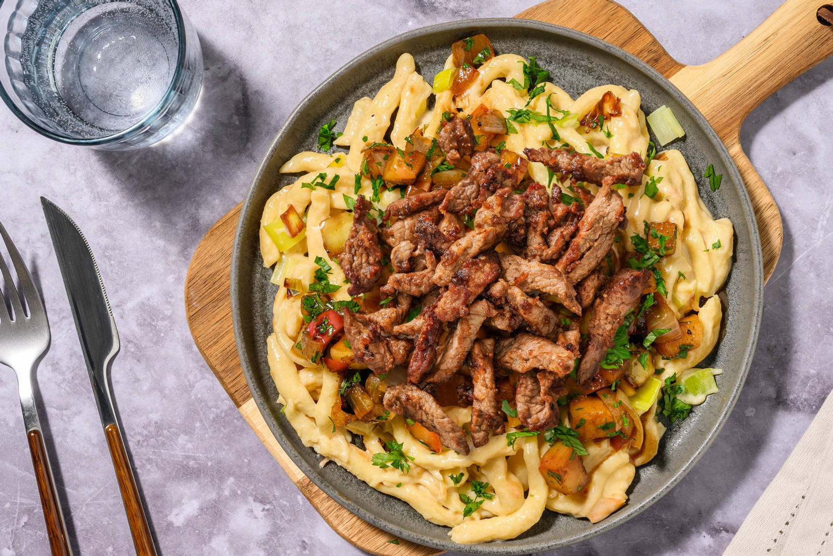 Spätzle in Raclette-Soße mit extra Bio-Schweinefilet