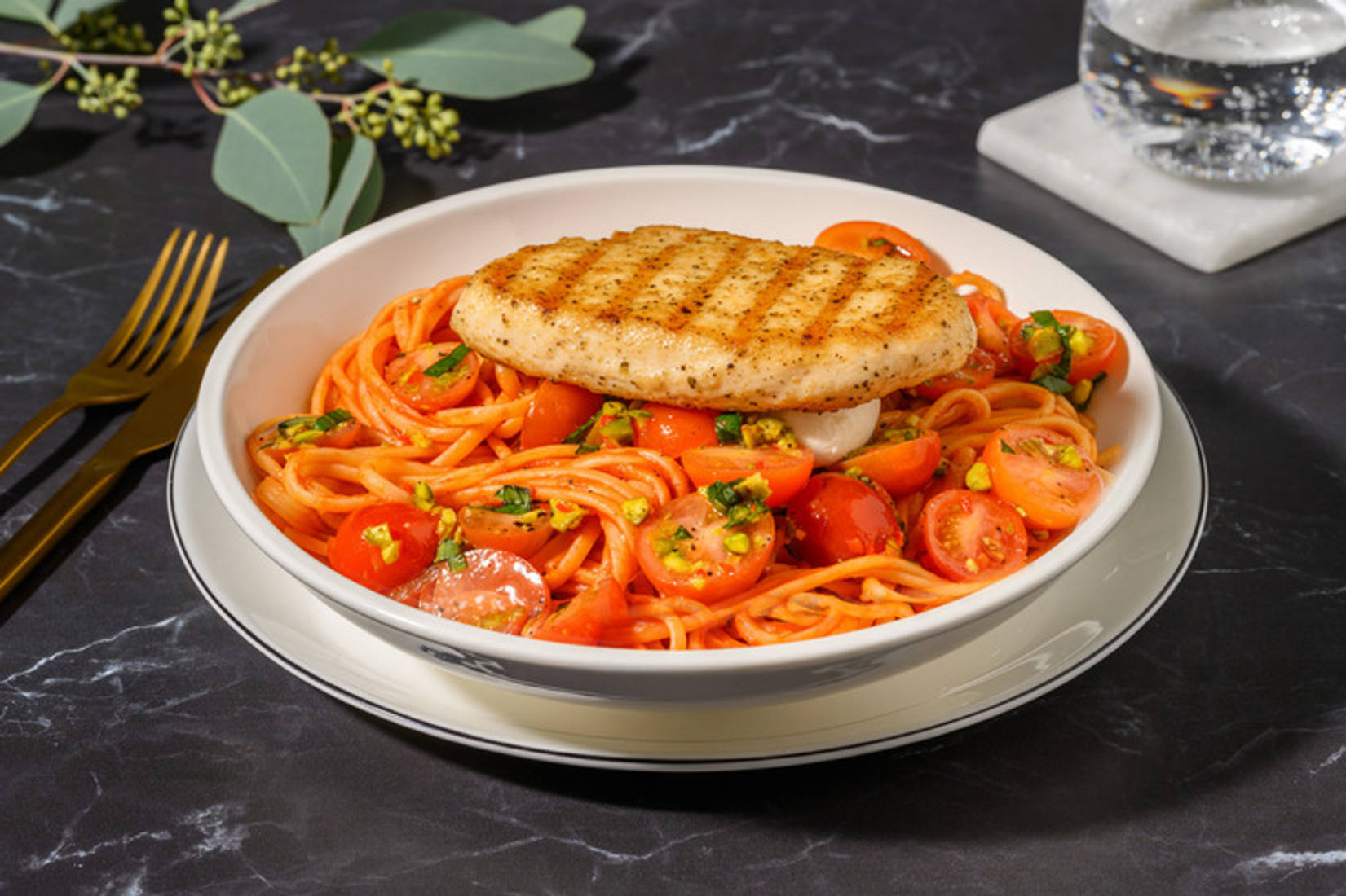 Pasta Bufala mit Pistazien und Kirschtomaten mit extra Bio-Hähnchen