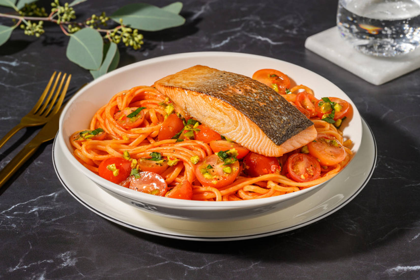 Pasta Bufala mit Pistazien und Kirschtomaten mit extra Lachsfilet