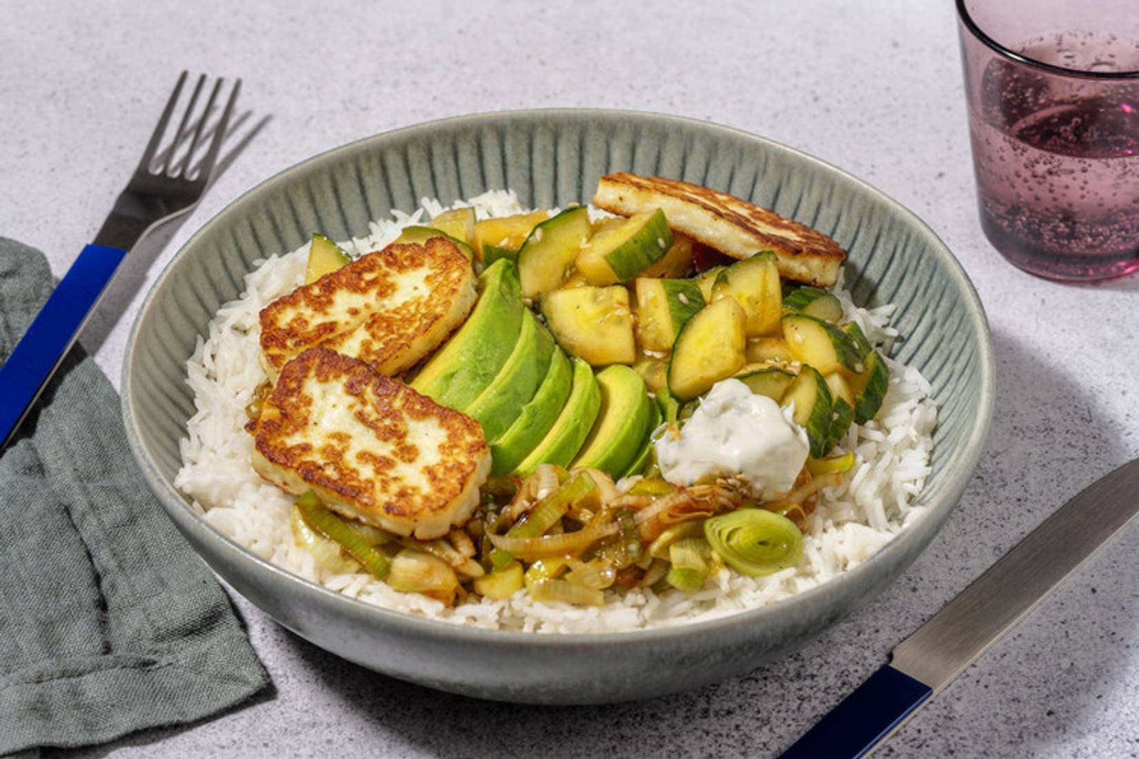 Sweet-Chili-Avocado Bowl mit extra Bio-Halloumi