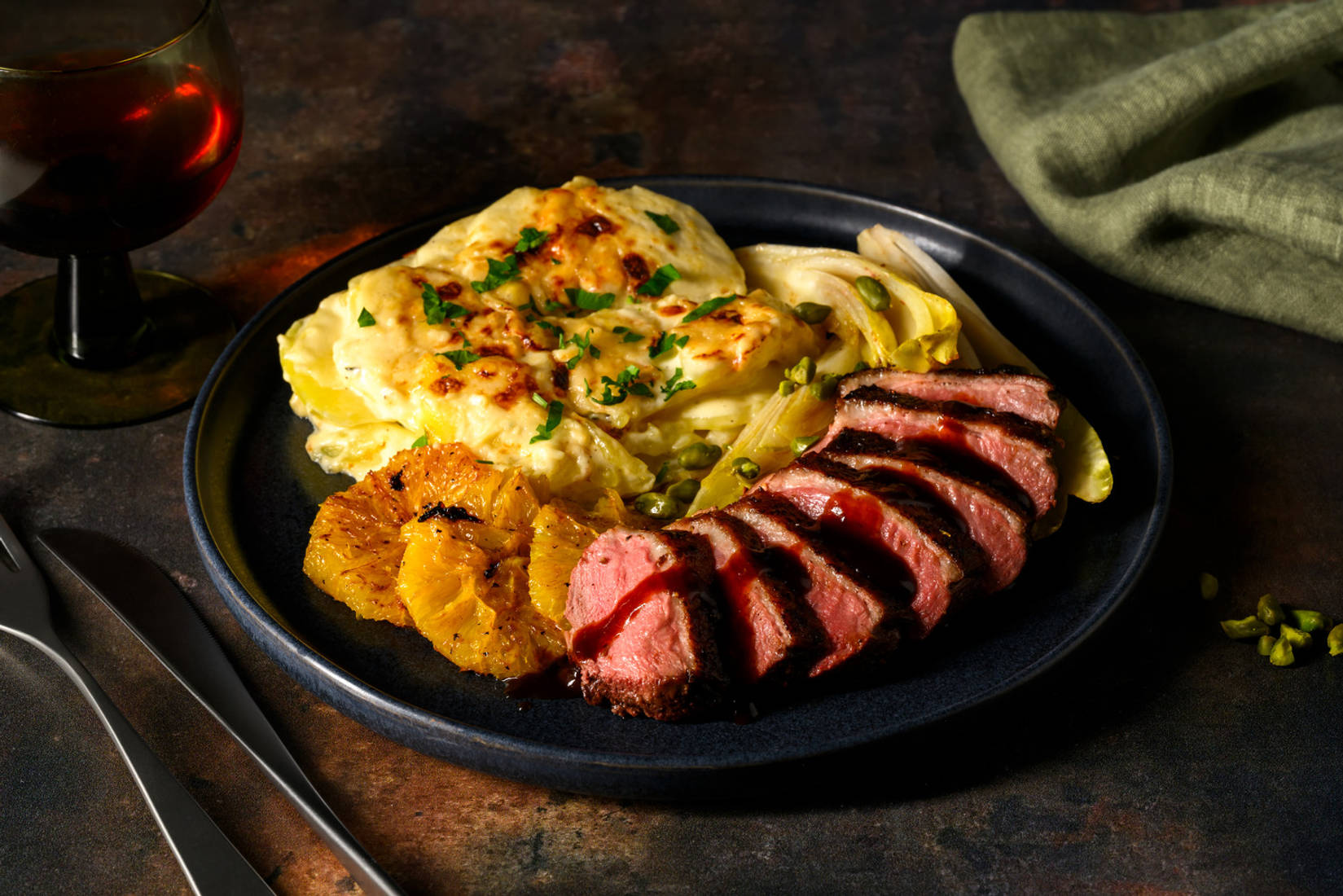 Eendenborst in luxueuze sinaasappel-rodewijnjus