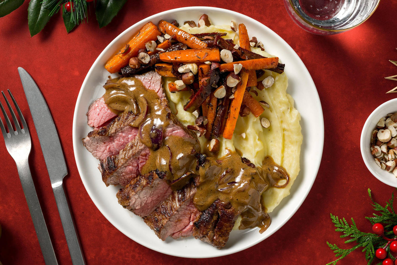 Steak met geroosterde regenboogwortels en hazelnoten