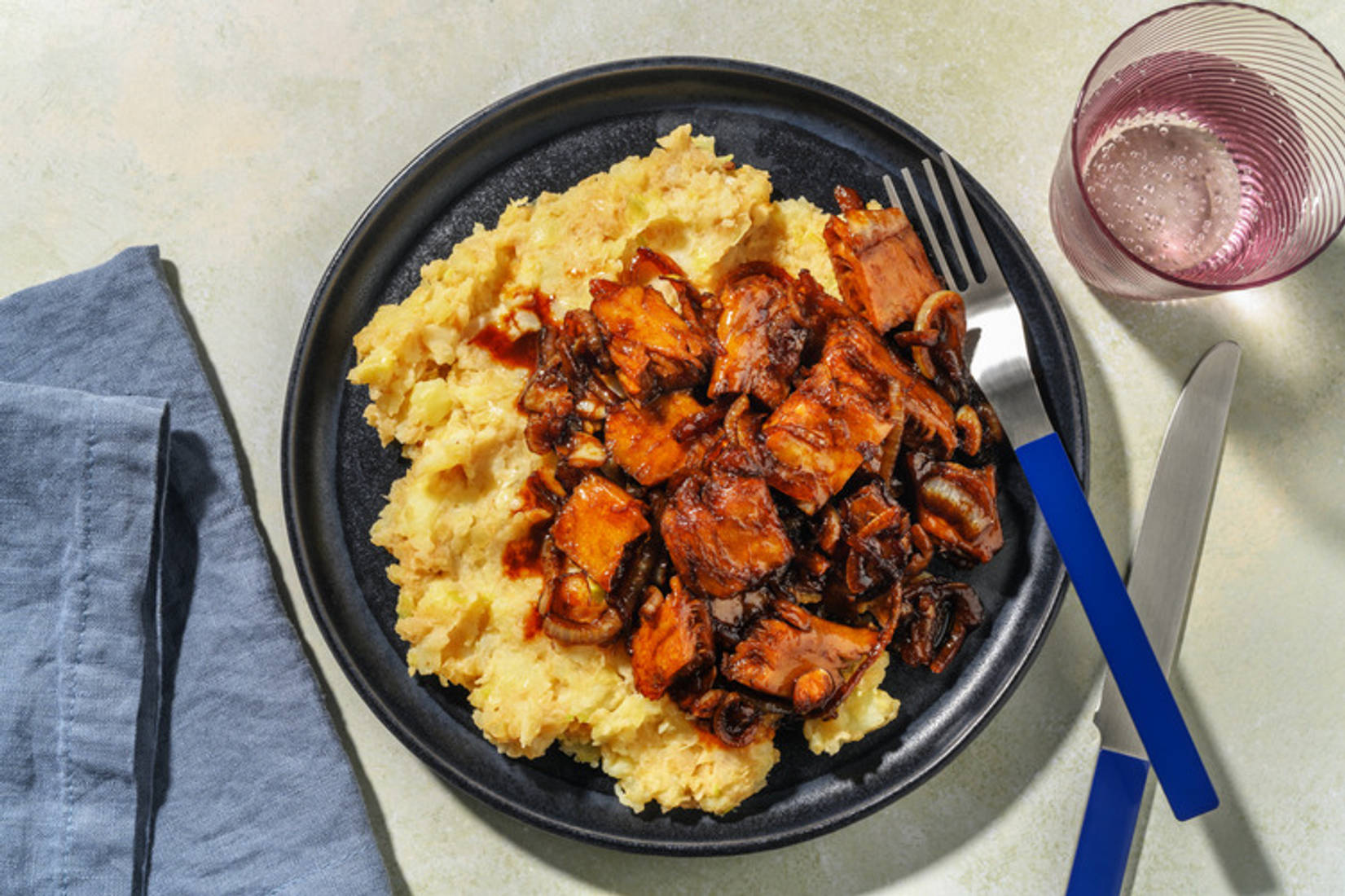 Glasierte vegane Filetstücke auf Umami-Kartoffelstampf 