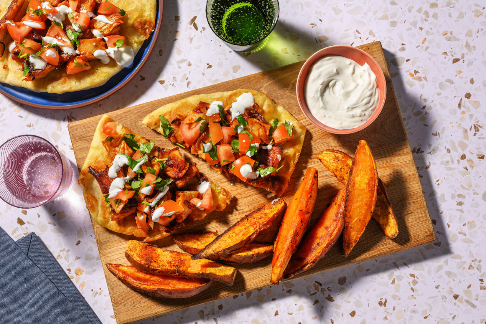 Naanbrød med vegetarstrimler og tomatsalat