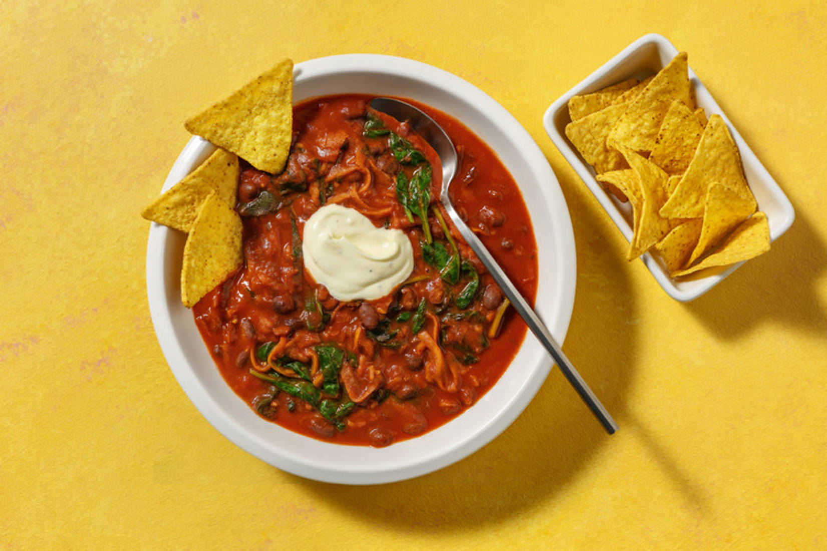 Chili exprés de frijoles y ternera con totopos 