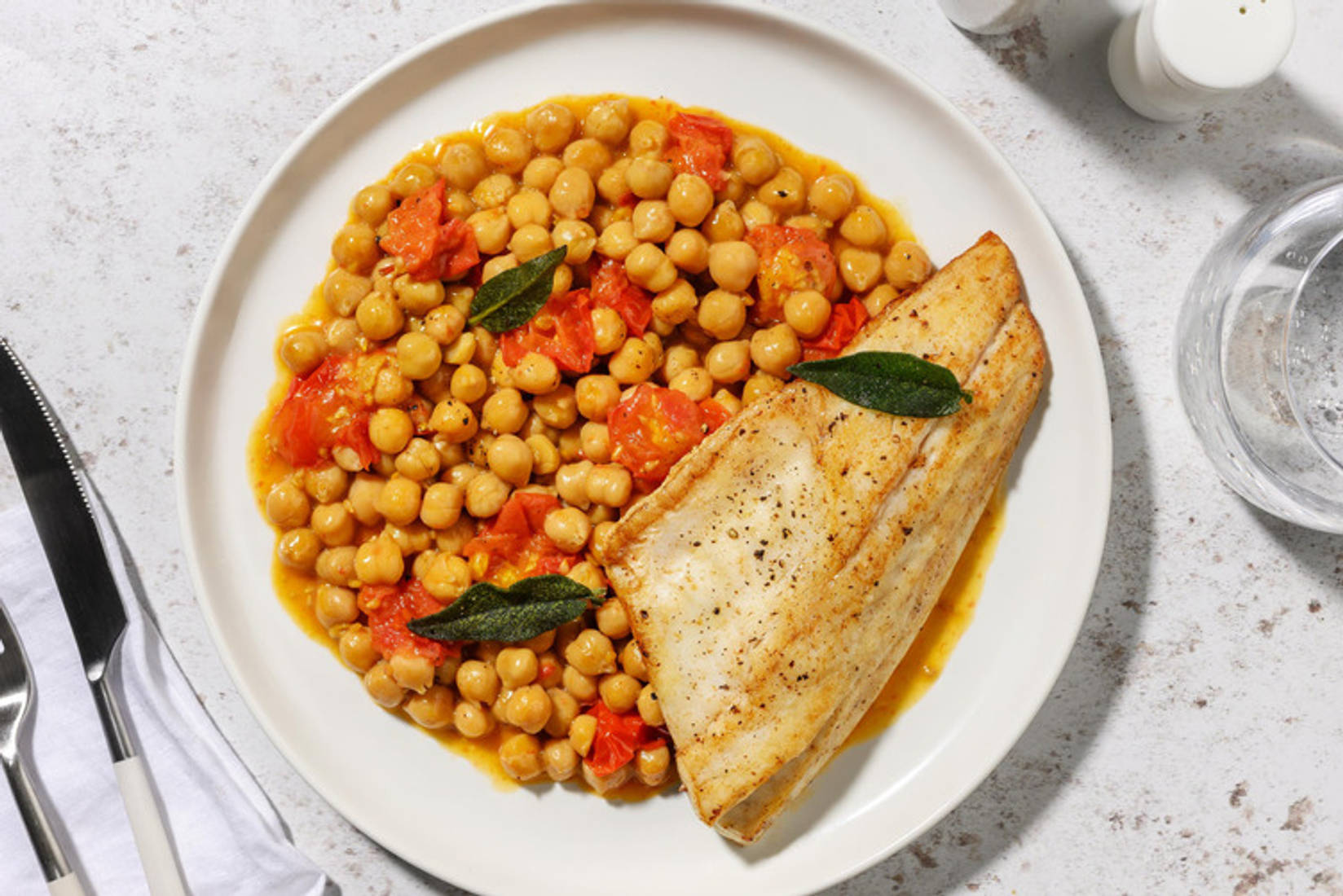 Filetto di orata rapido e ceci stufati