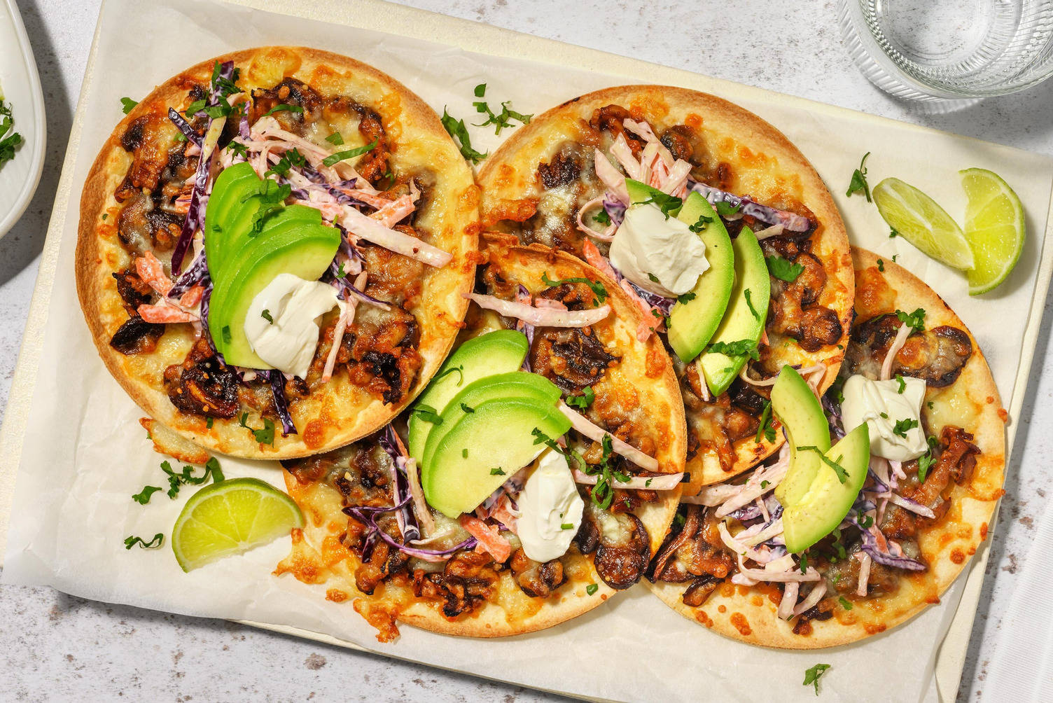 Cheesy tostada's met chipotle en champignons