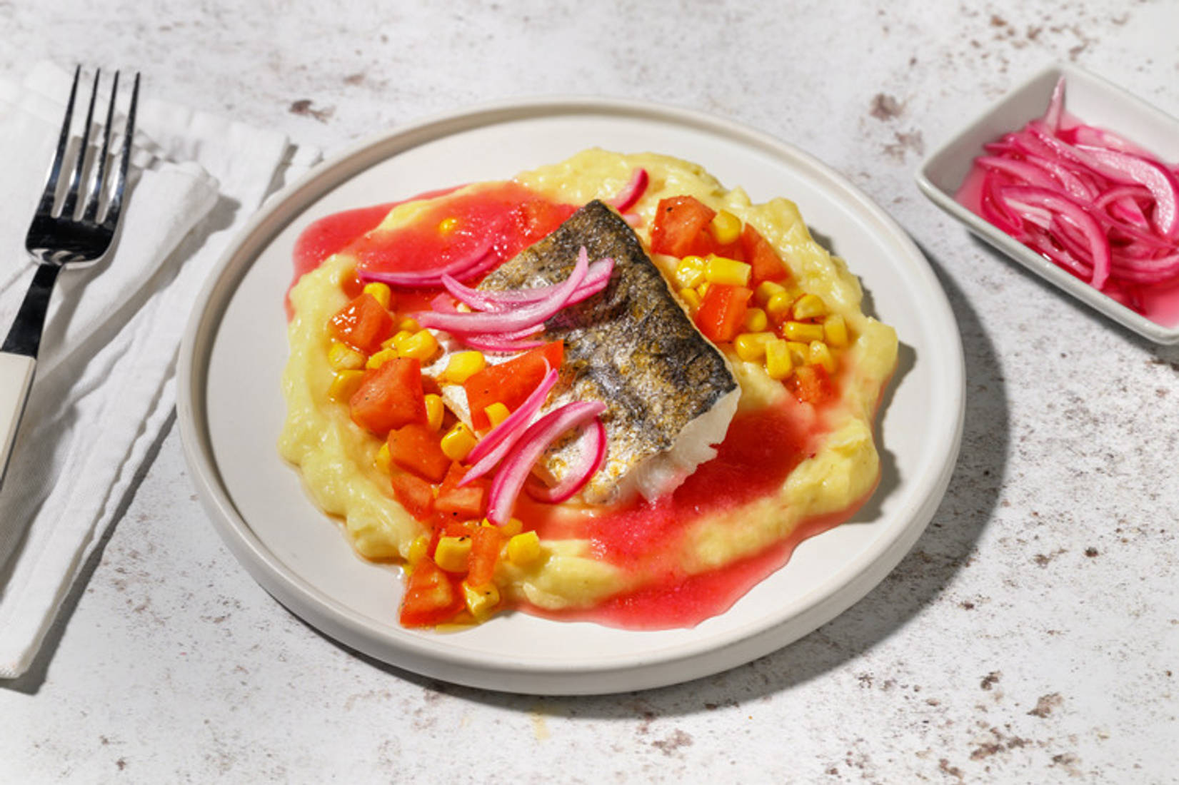 Extra de merluza con salsa rosada y cebolla encurtida