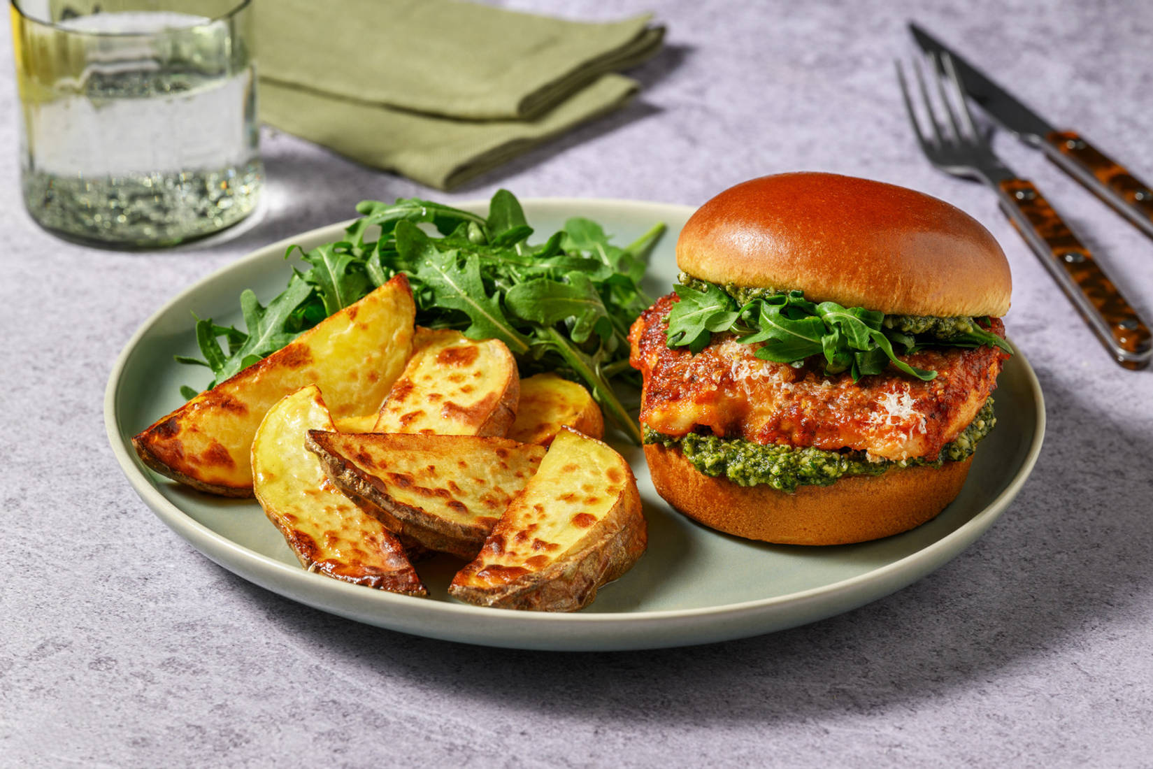 Burger au poulet parmigiana & crème de basilic