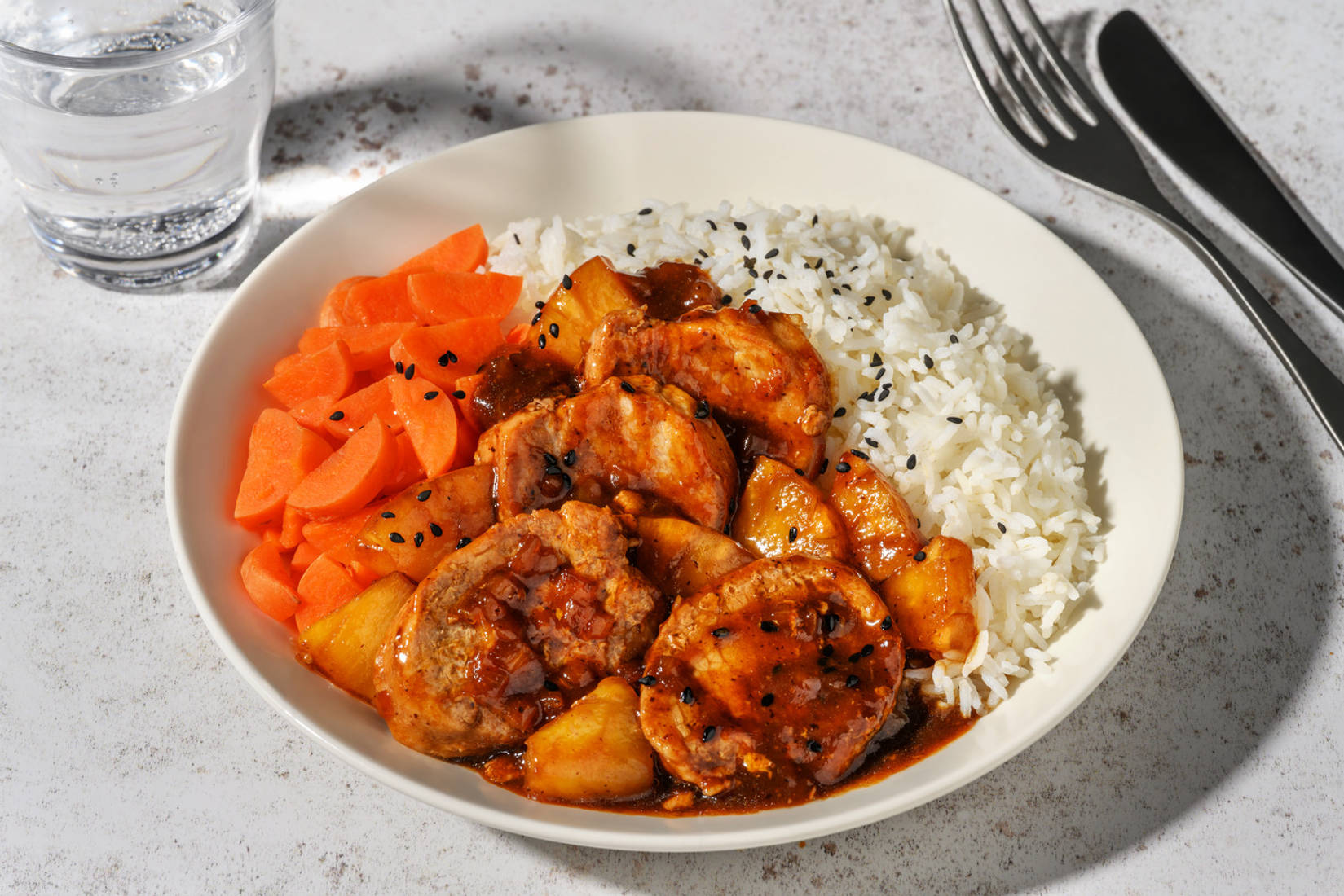 Varkenshaas in kruidige ananassaus