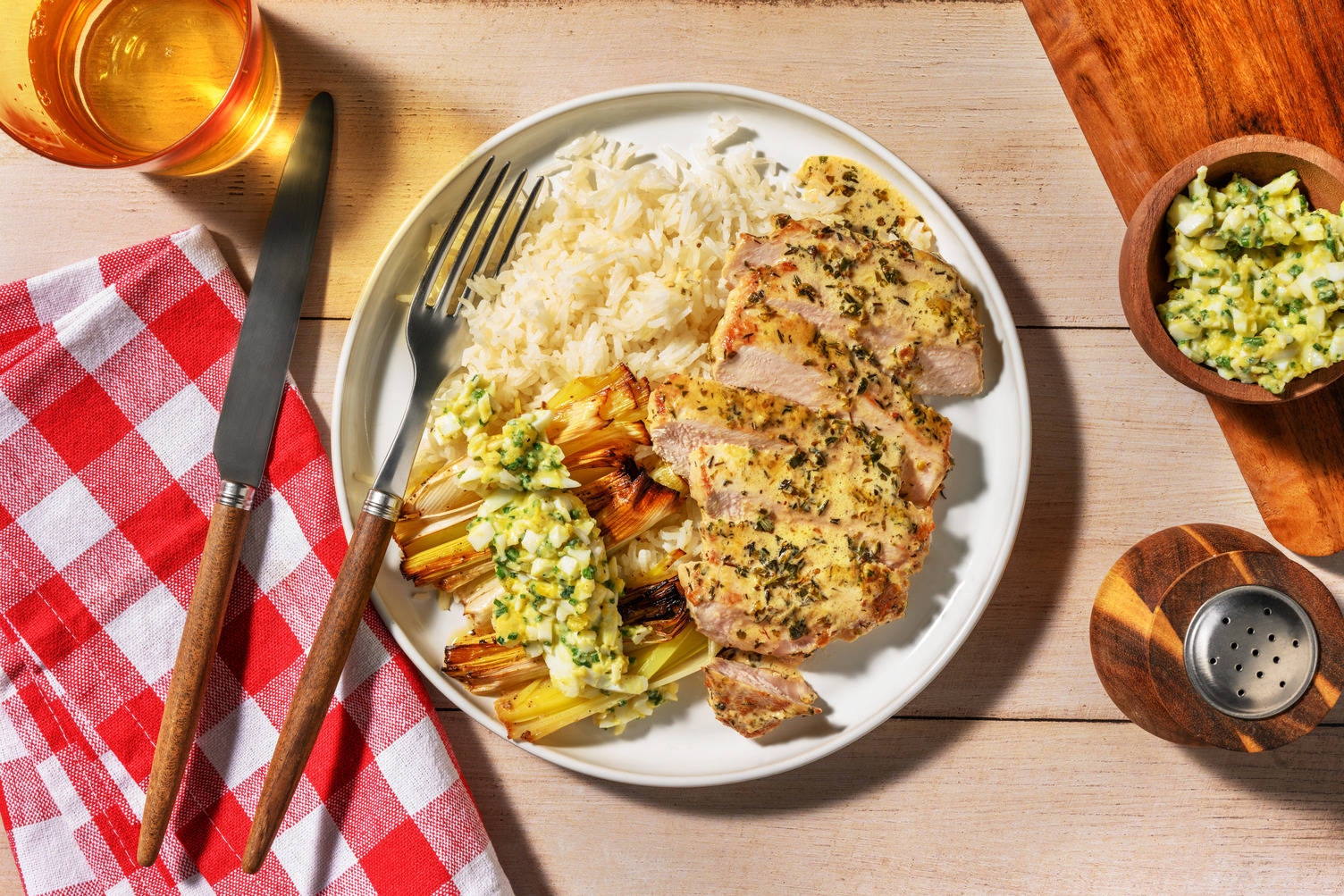 Poireaux mimosa & porc sauce crémeuse aux herbes