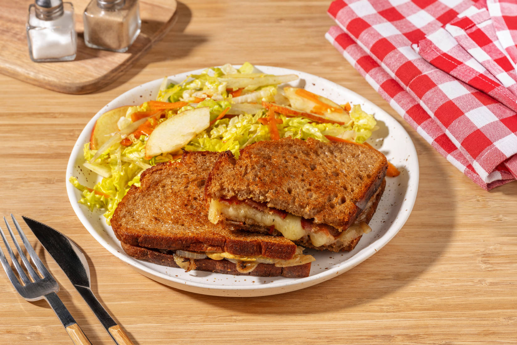 Croque savoyard : raclette, lard & oignon