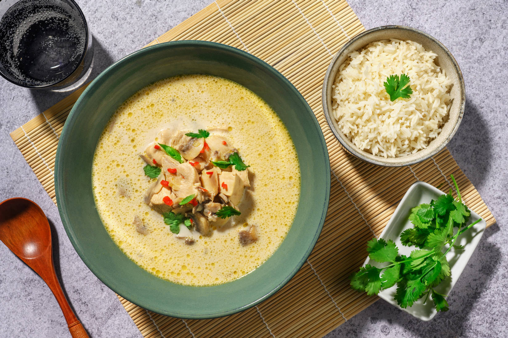 Tom kha kai : soupe thaï, poulet & coco