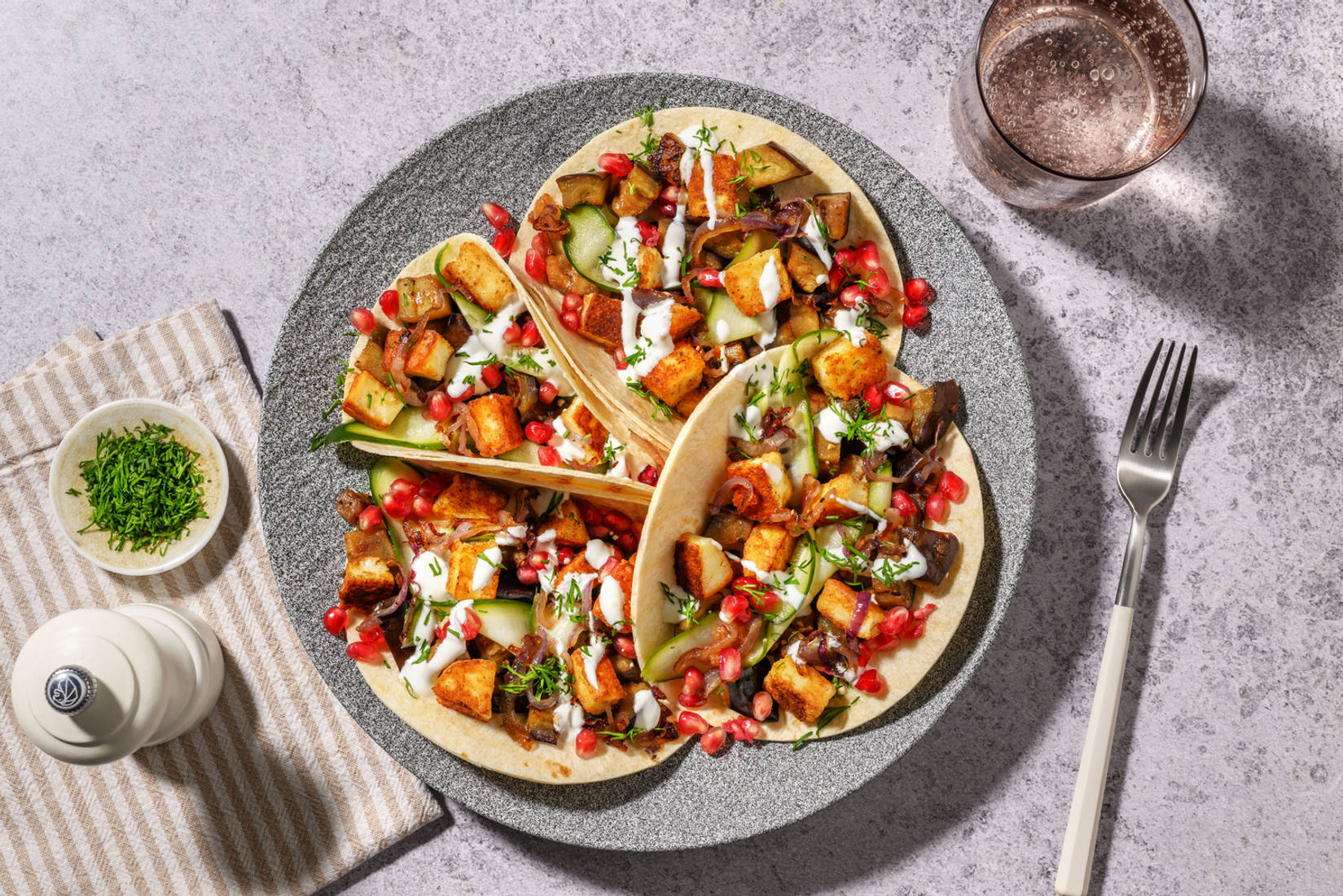 Wraps met witte grillkaas, granaatappel en aubergine